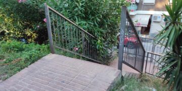 «Accessi alla Via Verde non segnalati, costretti a salire dalla scalinata»