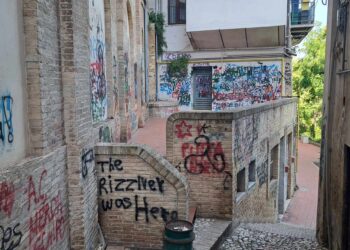 Raid vandalico in via dei Bastioni, scritte sui muri e rifiuti abbandonati