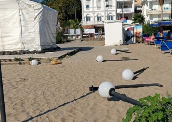 Vandali in azione all’ex Bussola di Vasto Marina: illuminazione divelta e porte sfondate