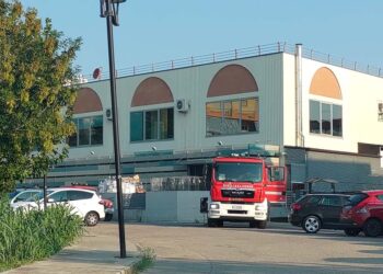 San Salvo, incendio in magazzino domato dai vigili del fuoco