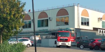 San Salvo, incendio in magazzino domato dai vigili del fuoco