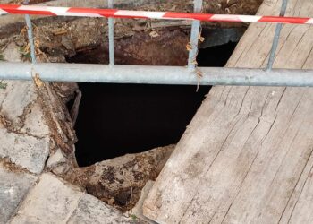 Vetri dappertutto e voragine: l’agonia della vecchia stazione