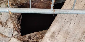 Vetri dappertutto e voragine: l’agonia della vecchia stazione