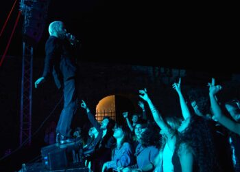 I Management entusiasmano il pubblico e aprono il FLiC. Appuntamento sabato con Lella Costa