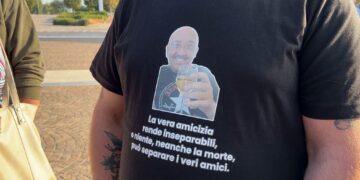 L’ultimo saluto a Giulio: «La morte non ci separa». Mons. Forte: «Riconvertire la produzione»