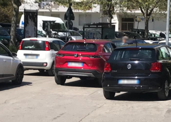 «Auto parcheggiate sulle strisce, attraversare è un problema. Servono dissuasori»
