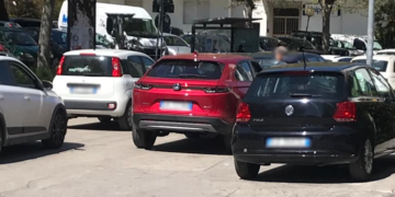 «Auto parcheggiate sulle strisce, attraversare è un problema. Servono dissuasori»