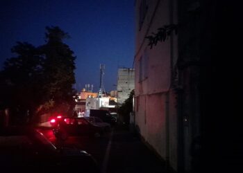 Al buio da quasi un anno in pieno centro, residenti indignati