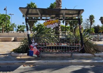 Pensiline rotte, spuntano i cartelli ironici