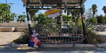 Pensiline rotte, spuntano i cartelli ironici