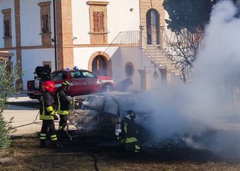 Auto distrutta dalle fiamme a Casalbordino