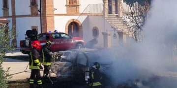 Auto distrutta dalle fiamme a Casalbordino