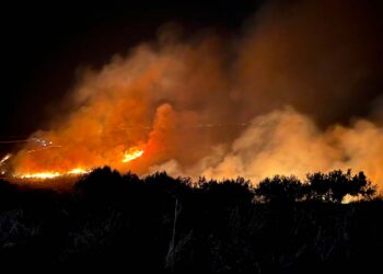 Tre incendi nella notte a Casalanguida, vigili del fuoco al lavoro per ore