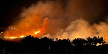 Tre incendi nella notte a Casalanguida, vigili del fuoco al lavoro per ore