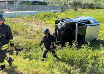 Scontro tra due auto sulla SS, una si ribalta: due feriti