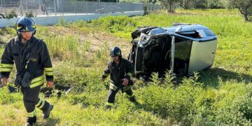 Scontro tra due auto sulla SS, una si ribalta: due feriti