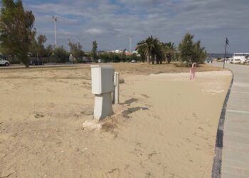 San Salvo, nei tratti senza muretto la sabbia invade il nuovo lungomare e le aree retrostanti