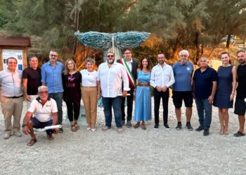 Capodogli spiaggiati, a Punta Penna l’opera che ricorda il grande cuore dei vastesi nel salvarli