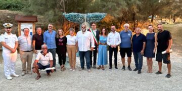 Capodogli spiaggiati, a Punta Penna l’opera che ricorda il grande cuore dei vastesi nel salvarli