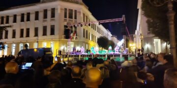 La Notte della Taranta riempie di musica salentina piazza Rossetti. Oggi il concerto di Ruggeri
