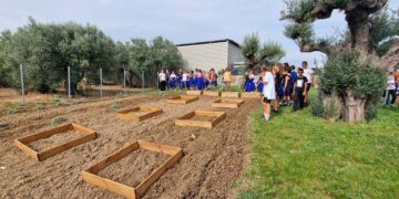 Piccoli alunni alle prese con la cura dell’orto, alla “Melvin Jones” un nuovo spazio all’aperto