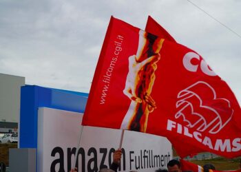 Amazon, primo sit-in a un anno dall’apertura: protestano i lavoratori della vigilanza
