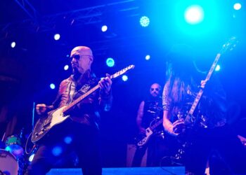 Enrico Ruggeri riempie piazza Rossetti. Stanotte i fuochi d’artificio