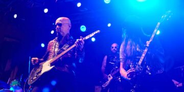 Enrico Ruggeri riempie piazza Rossetti. Stanotte i fuochi d’artificio