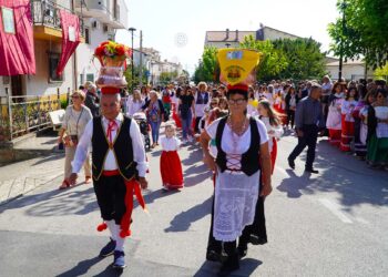 Lentella, il corteo in costumi tipici abruzzesi per festeggiare i Santi medici Cosma e Damiano