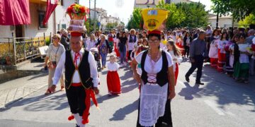 Lentella, il corteo in costumi tipici abruzzesi per festeggiare i Santi medici Cosma e Damiano