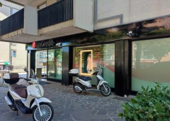 Derubato dopo aver prelevato al bancomat, polizia dà la caccia a due persone. Bottino 2mila euro