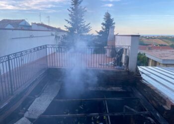 Incendio devasta il magazzino di un pub