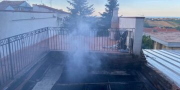 Incendio devasta il magazzino di un pub