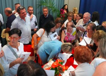 Bagno di folla per le lettere di Tiziana Magnacca alla madre. Letta: «Manuale di buona politica»