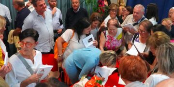 Bagno di folla per le lettere di Tiziana Magnacca alla madre. Letta: «Manuale di buona politica»