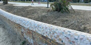 Otto milioni di euro non bastano per realizzare anche un muretto per intero e sostituire le ringhiere