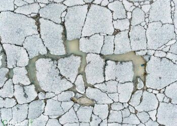 Strada disastrata a pochi passi dallo stabilimento Stellantis, «Una vergogna assoluta»