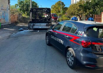 Autobus prende fuoco in marcia a Ortona, studenti in salvo