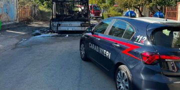 Autobus prende fuoco in marcia a Ortona, studenti in salvo