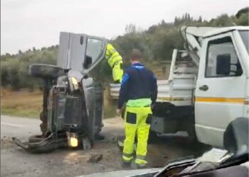 Auto si ribalta sulla SS16, donna estratta dai vigili del fuoco