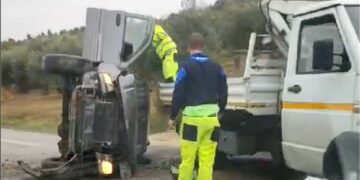 Auto si ribalta sulla SS16, donna estratta dai vigili del fuoco