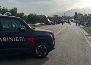 Camion esce fuori strada e resta inclinato, due gru per rimuoverlo