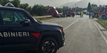 Camion esce fuori strada e resta inclinato, due gru per rimuoverlo