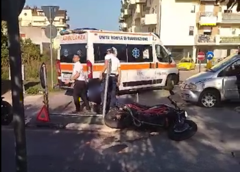 Incidente auto moto alla rotatoria corso Mazzini-circonvallazione, un ferito