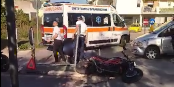 Incidente auto moto alla rotatoria corso Mazzini-circonvallazione, un ferito