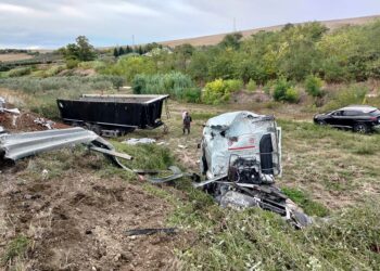 Camion esce di strada sulla Trignina: mezzo semidistrutto, conducente lievemente ferito
