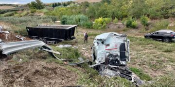 Camion esce di strada sulla Trignina: mezzo semidistrutto, conducente lievemente ferito