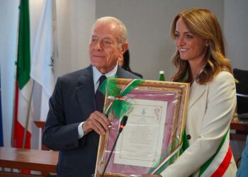 Gianni Letta riceve attestato di amicizia dal Comune, «Commosso dalla vostra accoglienza»