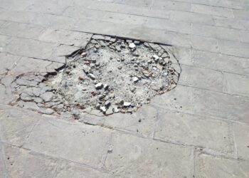 Buche, toppe e incuria: il lungomare è tutto da rifare