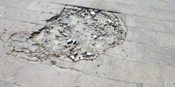 Buche, toppe e incuria: il lungomare è tutto da rifare